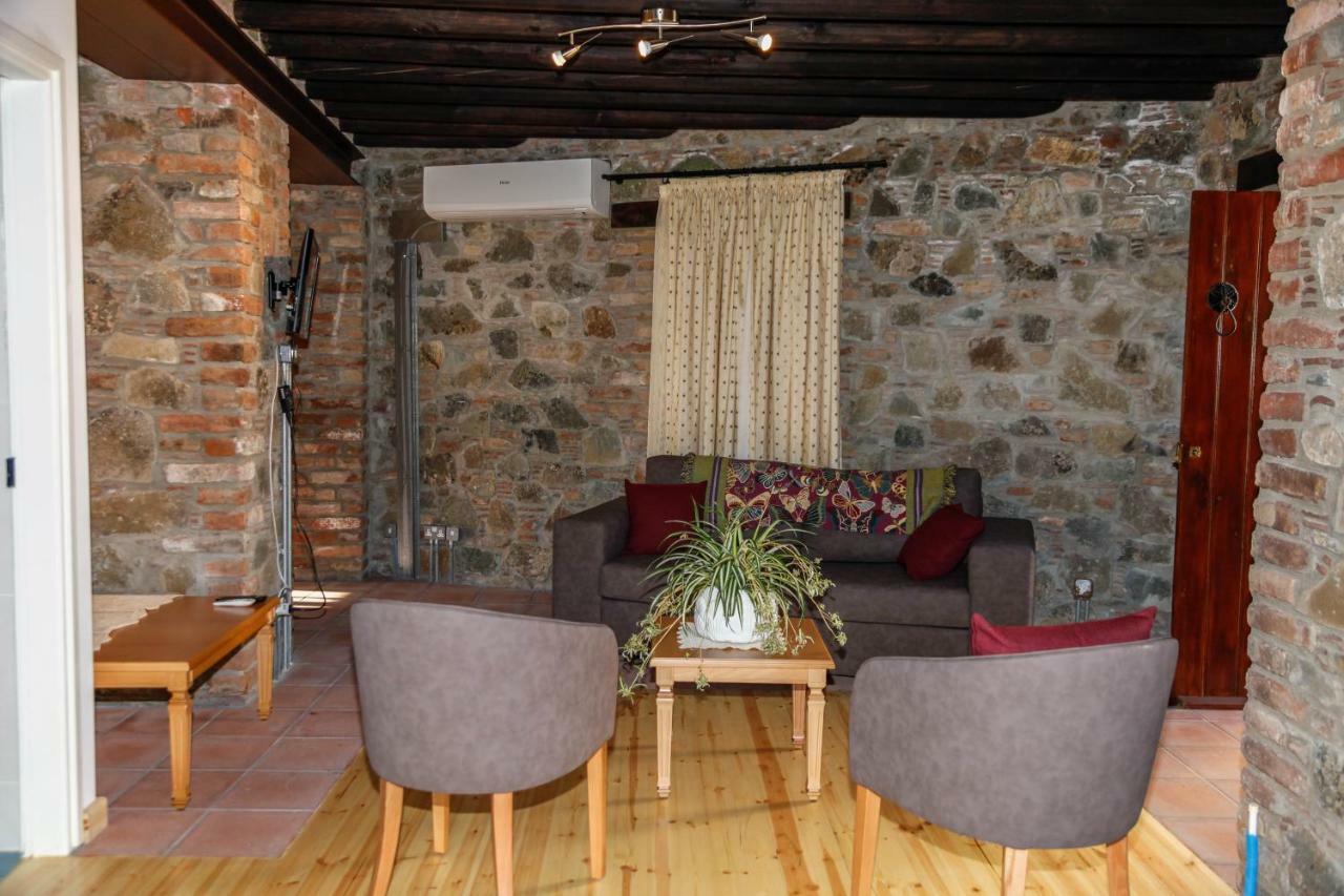 Gasthaus Farmakas Living Exterior foto